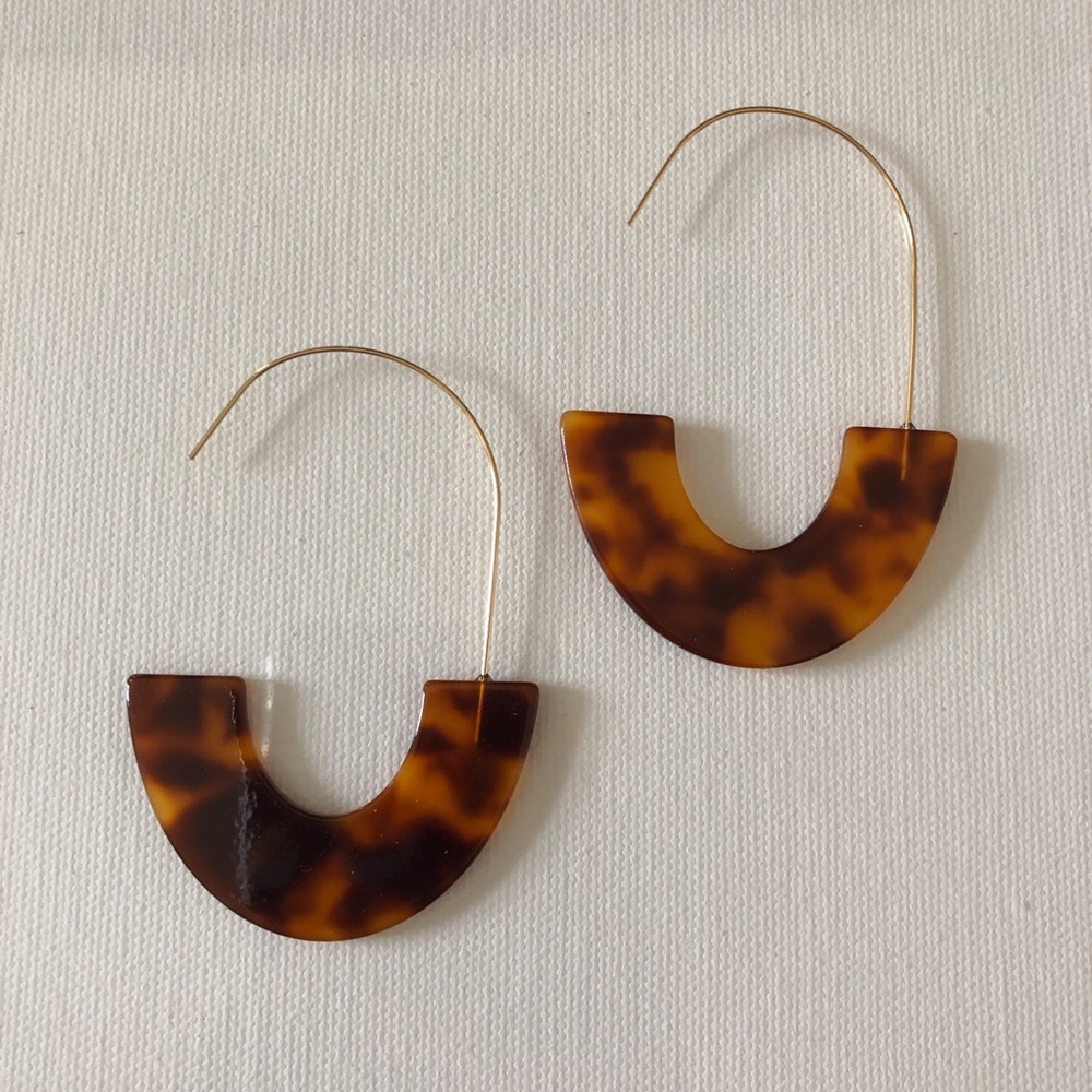 NWT Resin Tortoiseshell U Earrings - Picture 2 of 3